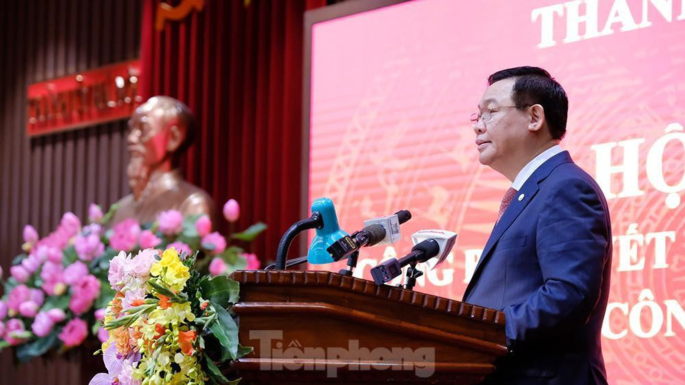 Chủ tịch Quốc hội Vương Đình Huệ chúc mừng ông Đinh Tiến Dũng được Bộ Chính trị phân công tham gia Ban Chấp hành, Ban Thường vụ Thành uỷ Hà Nội, giữ chức vụ Bí thư Thành uỷ Hà Nội. “Tôi tin tưởng rằng,với bề dày kinh nghiệm và kiến thức toàn diện cả về xây dựng Đảng, về phát triển kinh tế - xã hội, bảo đảm an ninh - quốc phòng, chắc chắn đồng chí Đinh Tiến Dũng cùng với tập thể BanThường vụ, Ban Chấp hành sẽ tiếp tục truyền thống đoàn kết, trí tuệ, bản lĩnh, sáng tạo để lãnh đạo Đảng bộ, quân và dân Thủ đô tiếp tục tiến lên, đạt được nhiều thành tích cao hơn nữa trong thời gian tới”, ông Huệ nói. Ảnh: Mạnh Thắng