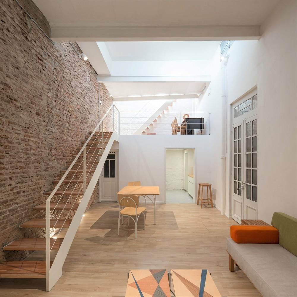 Một nhà kho nhỏ với trần cao, phần tường đã bong tróc và quỹ đất không được vuông vắn, bạn phải làm gì để cải tạo lại? Đây là vấn đề mà một gia đình ở Montevideo (Uruguay) đang phải đối mặt và nhờ đến sự thiết kế của kiến trúc sư Manzoniterra Arquitectos. Vì gia chủ có ngân sách eo hẹp cho việc cải tạo lại nên đội thiết kế quyết định kết hợp những phần cũ còn tận dụng được với phần cải tạo để tạo ra không gian mới mẻ cho ngôi nhà.