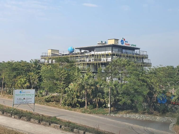 Ở các huyện ngoại thành, việc xây dựng trái phép trên đất nông nghiệp càng phức tạp hơn. Như tại xã Tráng Việt, huyện Mê Linh, cả một Trang trại giáo dục mang tên EraHouse được xây dựng. Được biết, UBND xã Tráng Việt đã có báo cáo huyện Mê Linh nhưng đến nay vẫn chưa được xử lý.