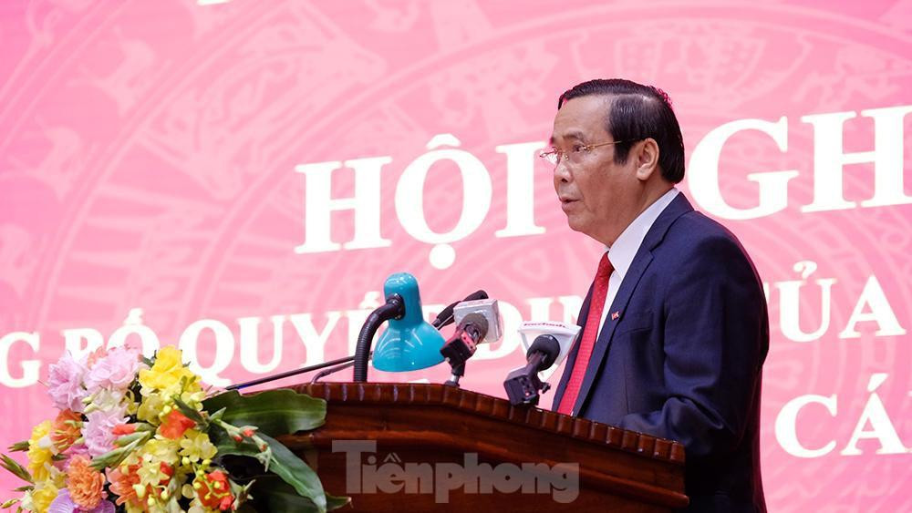 Tại buổi lễ, ông Nguyễn Thanh Bình, Phó Trưởng ban Thường trực Ban Tổ chức T.Ư công bố quyết định của Bộ Chính trị về công tác cán bộ. Theo đó, Bộ Chính trị quyết định phân công, chỉ định ông Đinh Tiến Dũng, Uỷ viên Bộ Chính trị, Bộ trưởng Bộ Tài chính tham gia Ban Chấp hành, Ban Thường vụ Thành uỷ Hà Nội, giữ chức vụ Bí thư Thành uỷ Hà Nội. Ảnh: Mạnh Thắng