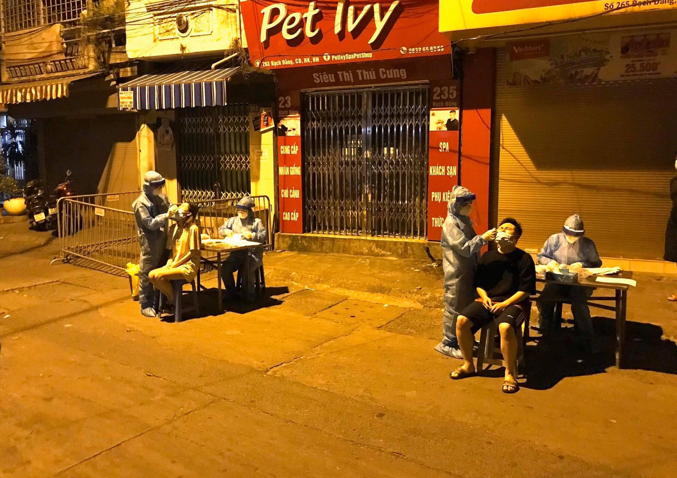 Lấy mẫu cho những người có liên quan ca mắc COVID-19 trong đêm