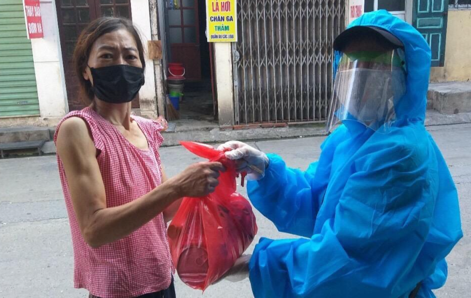 Nhu yếu phẩm được chuyển đến tận nhà các gia đình trong khu cách ly