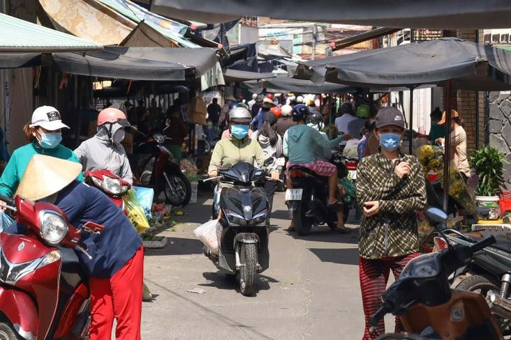Các chợ ở TP Nha Trang vẫn đông như chưa từng có 'lệnh' giãn cách - Ảnh: Thiên Bình