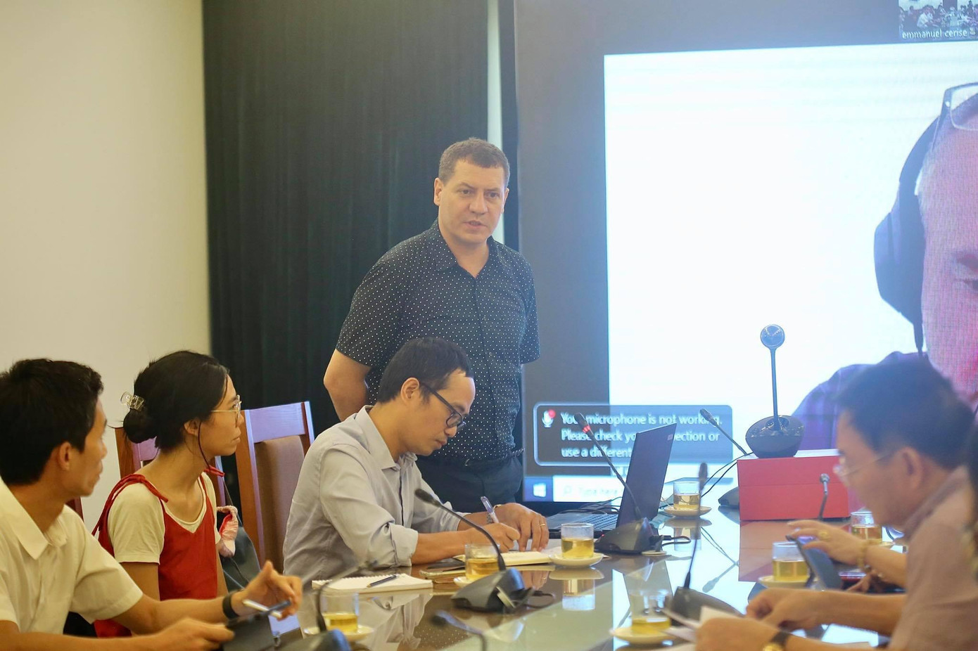 Chuyên gia Pháp trình bày phương án quy hoạch không gian công cộng và không gian xanh quận Hoàn Kiếm. Ảnh: Duy Phạm