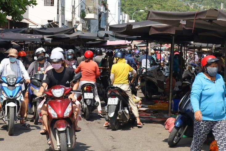 Tập trung đông người nơi công cộng tiềm ẩn nhiều nguy cơ dịch bệnh - Ảnh: Thiên Bình