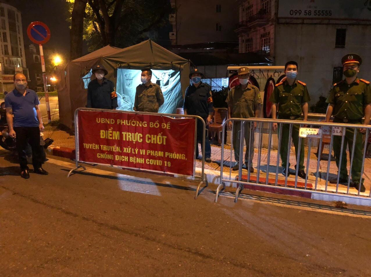 Điểm chốt trên địa bàn phường Bồ Đề, quận Long Biên trực 24/24h kiểm tra, nhắc nhở người dân tuân thủ nghiêm túc Chỉ thị 16.