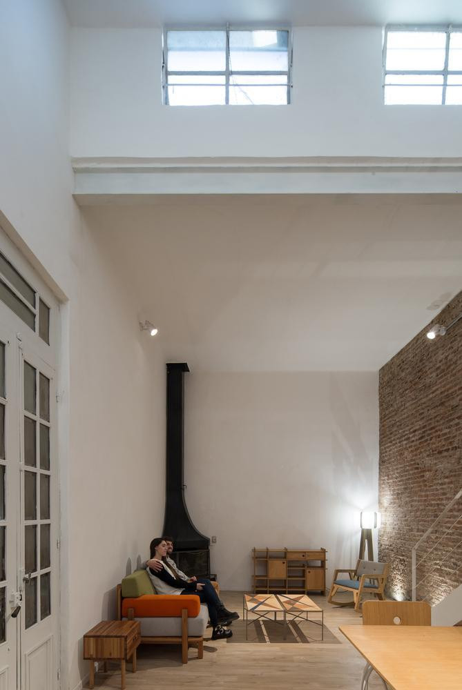 Tầng trệt còn được bố trí một bộ sô pha để gia chủ tiếp khách