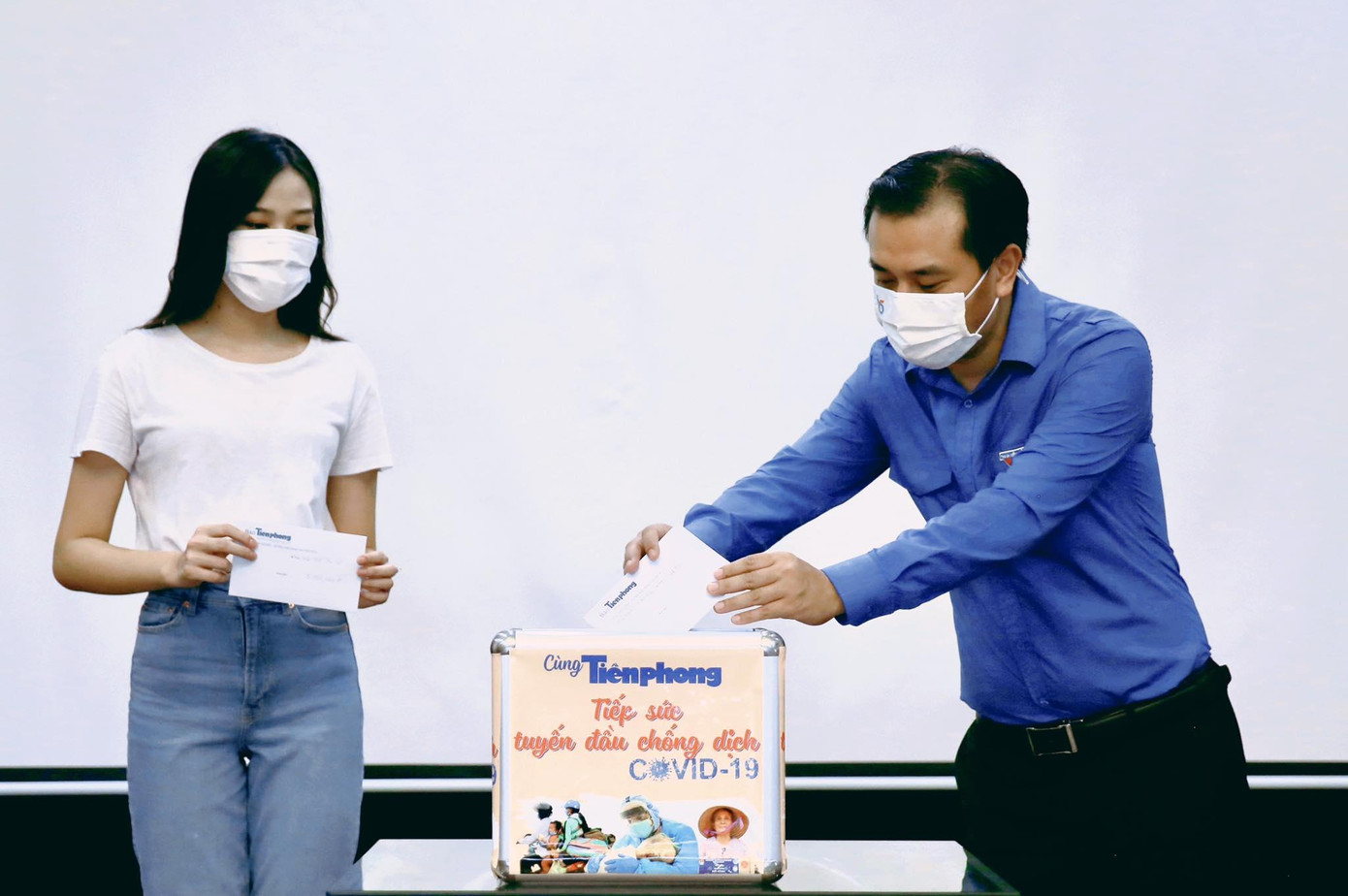 Anh Nguyễn Hải Minh, Trưởng Ban Đoàn kết Tập hợp Thanh niên Trung ương Đoàn, Phó Chủ tịch Hội Liên hiệp Thanh niên Việt Nam và Hoa hậu Việt Nam Đỗ Thị Hà ủng hộ Chương trình thiện nguyện “Cùng Tiền Phong tiếp sức tuyến đầu chống dịch COVID-19”.