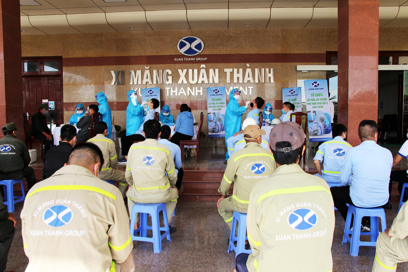 Công ty cổ phần xi măng Xuân Thành tổ chức lấy mẫu xét nghiệm SARS-CoV-2 ngày 27/5/2021 cho toàn thể cán bộ, công nhân viên