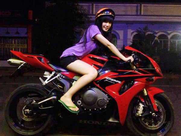 Tạo dáng cùng mô tô dần trở thành sở thích của thiếu nữ Việt