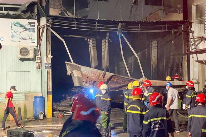 Gara xảy ra hỏa hoạn (Ảnh: A.X.). Gara xảy ra hỏa hoạn (Ảnh: A.X.).