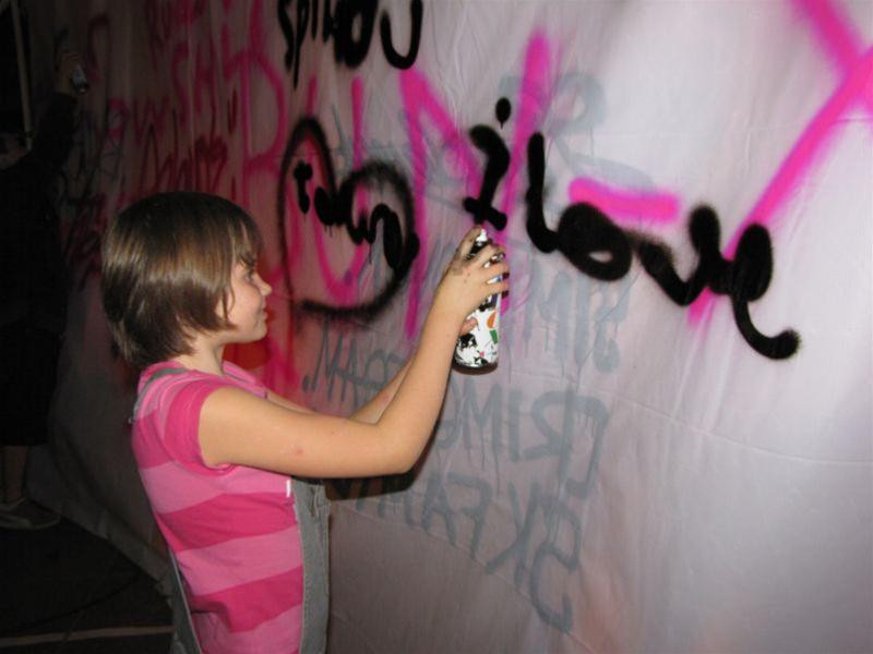 Em bé người nước ngoài thể hiện khả năng vẽ Graffiti Em bé người nước ngoài thể hiện khả năng vẽ Graffiti