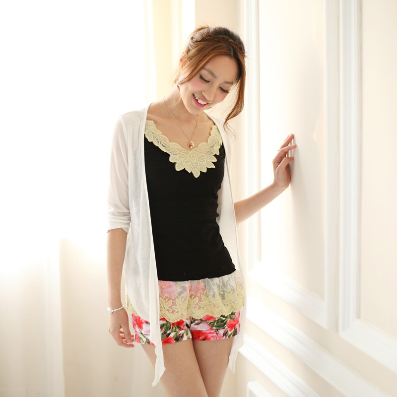 Trong tủ đồ nhà bạn hẳn không thể thiếu quần shorts. Với chức năng mang lại sự thoải mái, năng động cũng như giúp bạn gái “khoe” đôi chân thon cuốn hút, quần shorts lúc nào cũng được xếp vào list những món đồ cô nàng nào cũng phải có mỗi khi hè tới. Bạn sẽ vô cùng nổi bật cùng short hoa mang nhiều màu sắc được cách điệu với các họa tiết hoa nhỏ, to khác nhau. Bạn nên kết hợp short họa tiết hoa với áo có gam màu đơn sắc như màu đen, màu be, màu trắng... Khắc phục nhược điểm của quần short hơi thô cứng và chật chội hay những chiếc váy ngắn khiến chúng mình có thể gặp sự cố “hớ hênh” khi vận động, quần short váy là sự kết hợp hoàn hảo để teen girl khoe vẻ đáng yêu, xinh xắn mà cực kỳ thoải mái. Ngoài ra, các kiểu quần short màu sặc sỡ hay short đều có thể đem đến cho bạn gái nét trẻ trung năng động trong ngày hè.