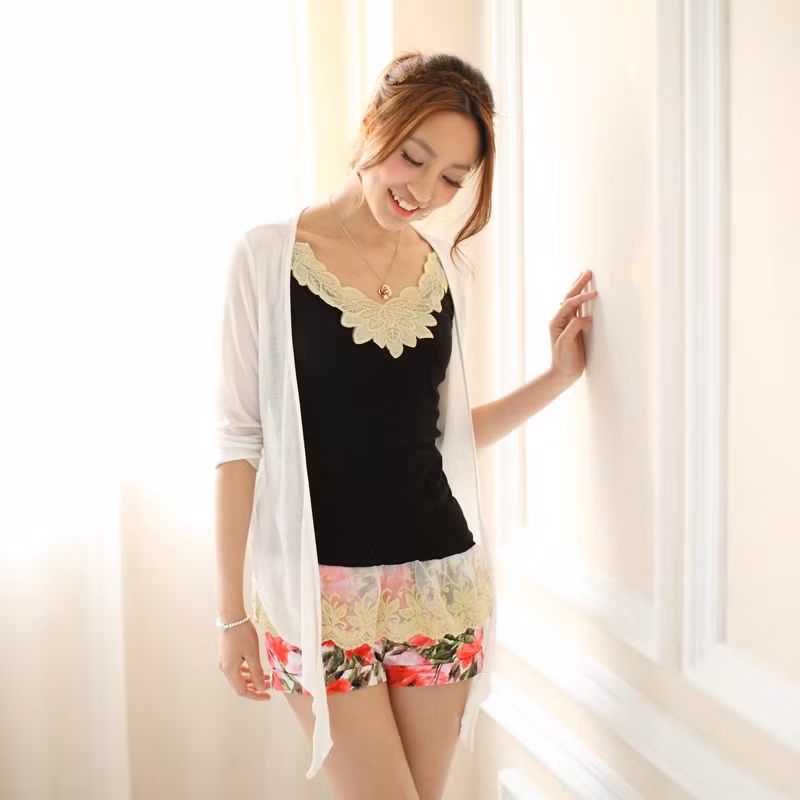 Trong tủ đồ nhà bạn hẳn không thể thiếu quần shorts. Với chức năng mang lại sự thoải mái, năng động cũng như giúp bạn gái “khoe” đôi chân thon cuốn hút, quần shorts lúc nào cũng được xếp vào list những món đồ cô nàng nào cũng phải có mỗi khi hè tới. Bạn sẽ vô cùng nổi bật cùng short hoa mang nhiều màu sắc được cách điệu với các họa tiết hoa nhỏ, to khác nhau. Bạn nên kết hợp short họa tiết hoa với áo có gam màu đơn sắc như màu đen, màu be, màu trắng... Khắc phục nhược điểm của quần short hơi thô cứng và chật chội hay những chiếc váy ngắn khiến chúng mình có thể gặp sự cố “hớ hênh” khi vận động, quần short váy là sự kết hợp hoàn hảo để teen girl khoe vẻ đáng yêu, xinh xắn mà cực kỳ thoải mái. Ngoài ra, các kiểu quần short màu sặc sỡ hay short đều có thể đem đến cho bạn gái nét trẻ trung năng động trong ngày hè.
