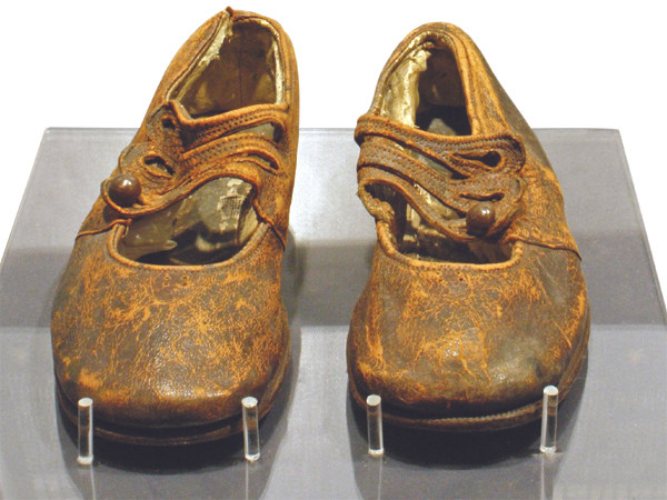 Đôi giày của “chú bé vô danh”