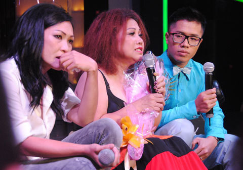 Các nghệ sĩ lên sân khấu ủng hộ tinh thần Siu Black. Ảnh: Thoại Điền. Các nghệ sĩ lên sân khấu ủng hộ tinh thần Siu Black. Ảnh: Thoại Điền