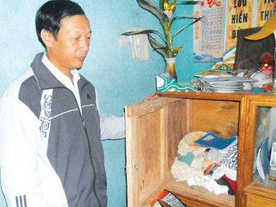 hững bệnh nhân đến chữa ở nhà ông Giang đều phải mang theo áo để thầy làm lễ trình lên ông tổ nghề thuốc