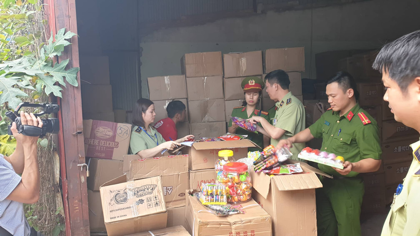 Bắt giữ 50 tấn bánh kẹo, đồ chơi trẻ em nhập lậu ảnh 1
