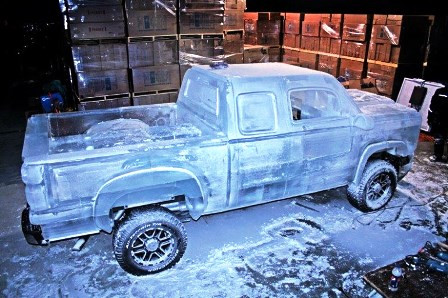 Thậm chí kính chắn gió cũng được làm bằng băng