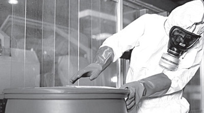 Thanh sát viên đang kiểm tra một cơ sở vũ khí hóa học ở Syria