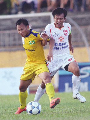 SLNA chấp nhận chia tay với những trụ cột như Trọng Hoàng (trái) nếu mức phí “lót tay” quá ngưỡng chịu đựng. Ảnh: VSI. SLNA chấp nhận chia tay với những trụ cột như Trọng Hoàng (trái) nếu mức phí “lót tay” quá ngưỡng chịu đựng. Ảnh: VSI