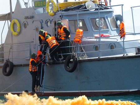 Tàu của Bộ đội Biên phòng Khánh Hòa cùng đến cứu người bị nạn trên biển