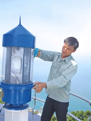 Anh Hồ Hữu Hải kiểm tra hệ thống đèn phụ ở bên ngoài tháp. Anh Hồ Hữu Hải kiểm tra hệ thống đèn phụ ở bên ngoài tháp