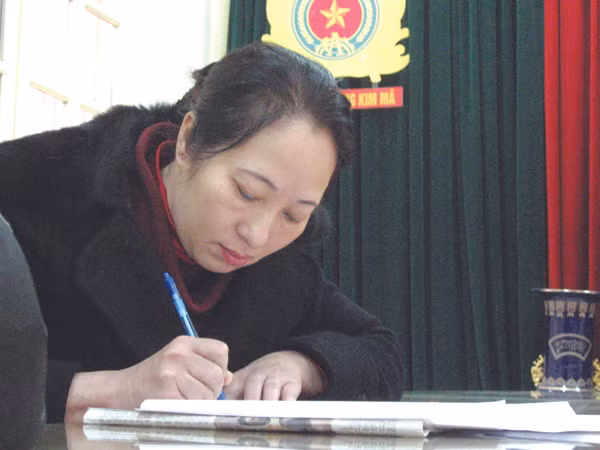 Bà chủ bạo hành ôsin viết tường trình tại cơ quan điều tra. Bà chủ bạo hành ôsin viết tường trình tại cơ quan điều tra