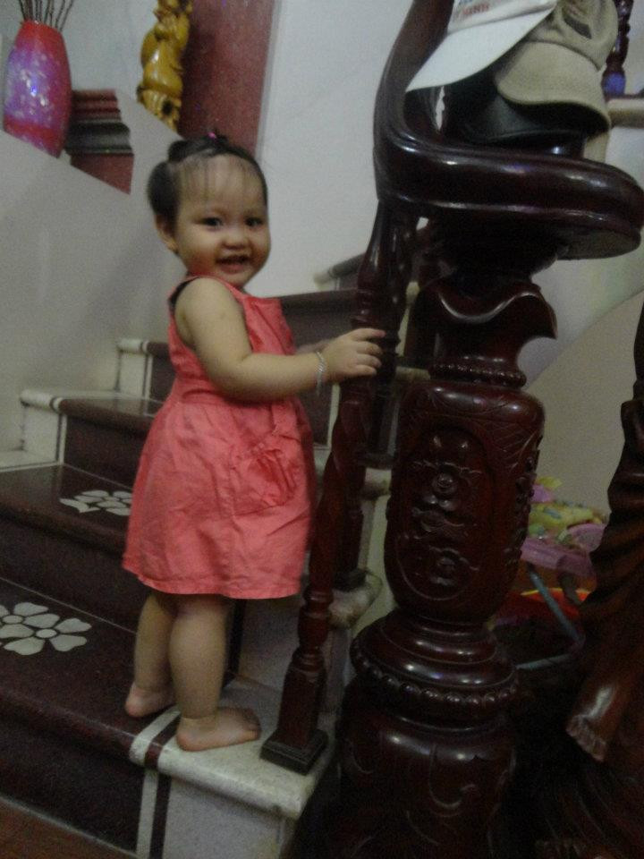 Mới mấy tháng trước thôi, Teddy trông y hệt một cu cậu ấy! Bây giờ thì Teddy cũng váy, cũng kẹp tóc, cũng "sexy" như ai!