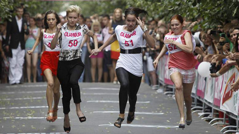 Những cô gái chạy đua quyết liệt để giành giải thưởng 100.000 ruble (khoảng 3.100 USD)