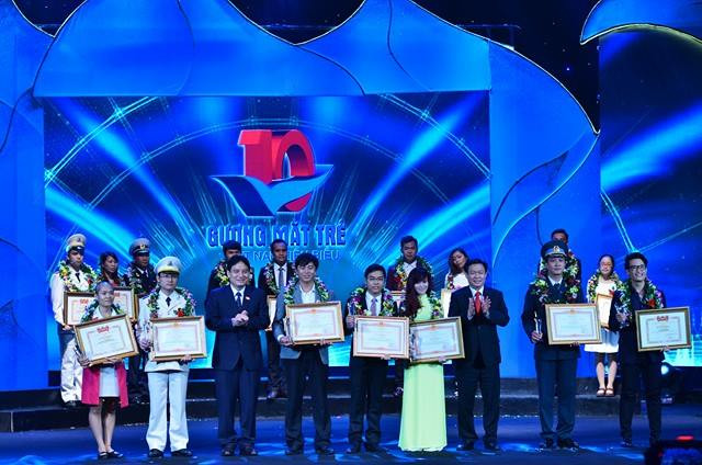 Công bố 10 Gương mặt trẻ Việt Nam tiêu biểu 2015 ảnh 32