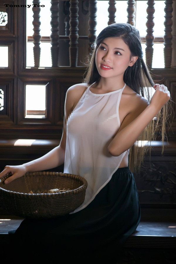 Cô gái trẻ mặc áo yếm trong suốt chụp ảnh gây tranh cãi trên mạng ảnh 1