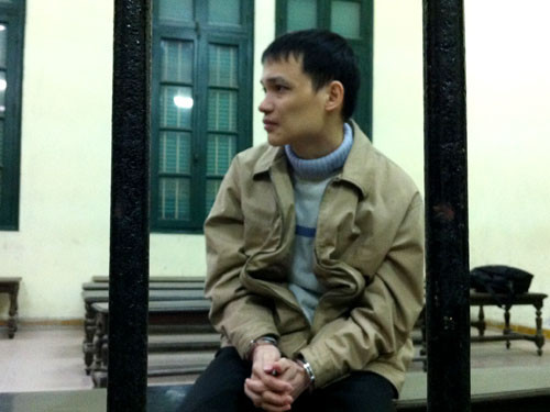 Bị cáo quay xuống tìm người thân. Bị cáo quay xuống tìm người thân