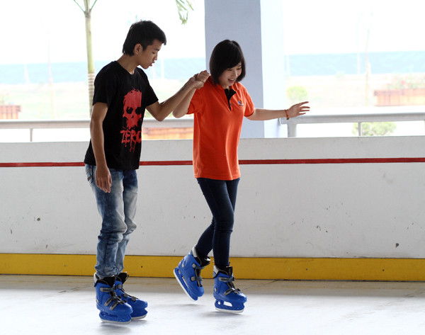 Bạn Vũ Ngọc Linh (áo đen, sinh viên Đại học FPT) kèm một bạn mới tập trượt