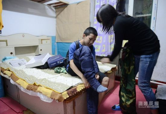 Chen đang mặc chiếc quần mới mẹ mua cho