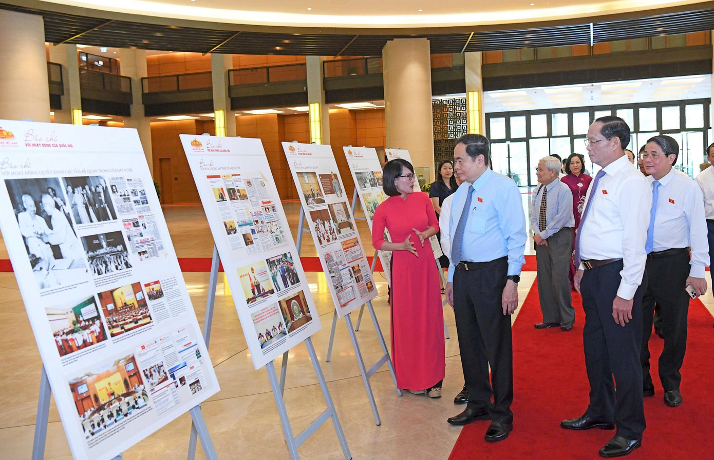 Trong chương trình gặp mặt các cơ quan báo chí sáng nay, Chủ tịch Quốc hội Trần Thanh Mẫn và các đại biểu đã tham quan Trưng bày ảnh về hoạt động báo chí tại Quốc hội Trong chương trình gặp mặt các cơ quan báo chí sáng nay, Chủ tịch Quốc hội Trần Thanh Mẫn và các đại biểu đã tham quan Trưng bày ảnh về hoạt động báo chí tại Quốc hội