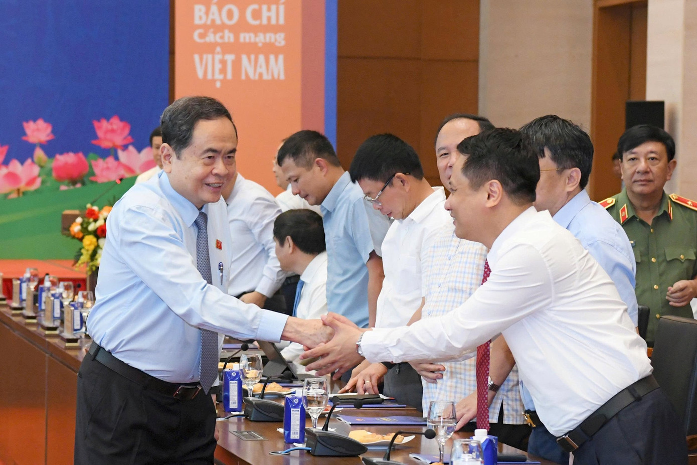 Chủ tịch Quốc hội Trần Thanh Mẫn với các đại biểu dự cuộc gặp mặt. Ảnh: Lâm Hiển Chủ tịch Quốc hội Trần Thanh Mẫn với các đại biểu dự cuộc gặp mặt. Ảnh: Lâm Hiển