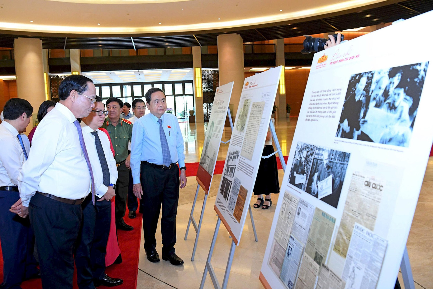 Trong chương trình gặp mặt các cơ quan báo chí sáng nay, Chủ tịch Quốc hội Trần Thanh Mẫn và các đại biểu đã tham quan Trưng bày ảnh về hoạt động báo chí tại Quốc hội Trong chương trình gặp mặt các cơ quan báo chí sáng nay, Chủ tịch Quốc hội Trần Thanh Mẫn và các đại biểu đã tham quan Trưng bày ảnh về hoạt động báo chí tại Quốc hội