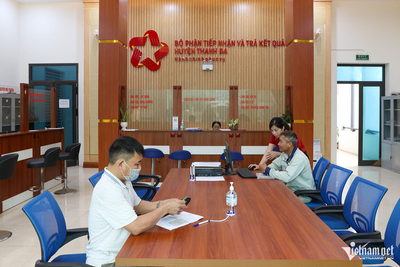 Với mô hình Trung tâm Phục vụ hành chính công một cấp, các địa phương có thể chủ động bố trí linh hoạt các chi nhánh, điểm tiếp nhận, trả kết quả TTHC cho người dân và doanh nghiệp. Ảnh minh họa: Phạm Hải