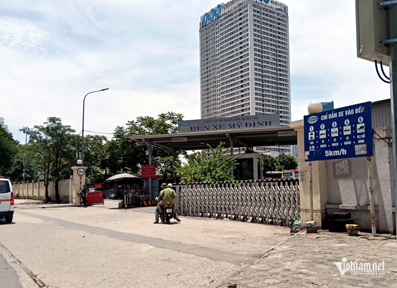 Khu vực bến xe Mỹ Đình nơi 2 nạn nhân bắt xe ôm.