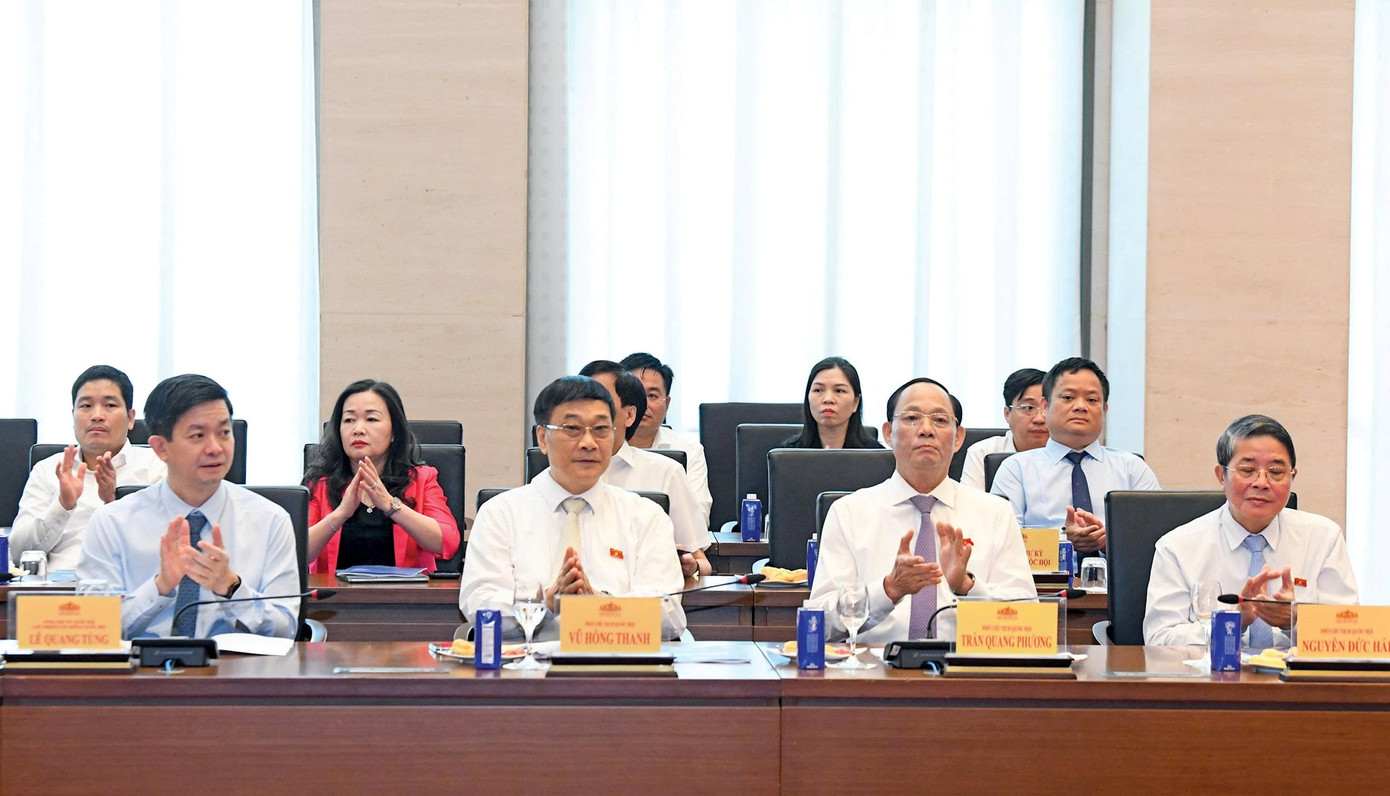 Phó Chủ tịch Quốc hội Nguyễn Đức Hải; Phó Chủ tịch Quốc hội, Thượng tướng Trần Quang Phương; Phó Chủ tịch Quốc hội Vũ Hồng Thanh; Tổng Thư ký Quốc hội, Chủ nhiệm Văn phòng Quốc hội Lê Quang Tùng và các đại biểu dự cuộc gặp mặt. Ảnh: Lâm Hiển Phó Chủ tịch Quốc hội Nguyễn Đức Hải; Phó Chủ tịch Quốc hội, Thượng tướng Trần Quang Phương; Phó Chủ tịch Quốc hội Vũ Hồng Thanh; Tổng Thư ký Quốc hội, Chủ nhiệm Văn phòng Quốc hội Lê Quang Tùng và các đại biểu dự cuộc gặp mặt. Ảnh: Lâm Hiển