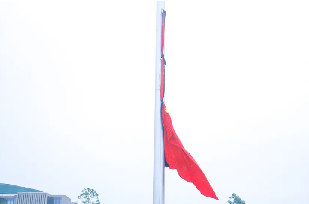 Cờ rủ được treo tại Quảng trường Ba Đình. Ảnh minh họa: PHI HÙNG