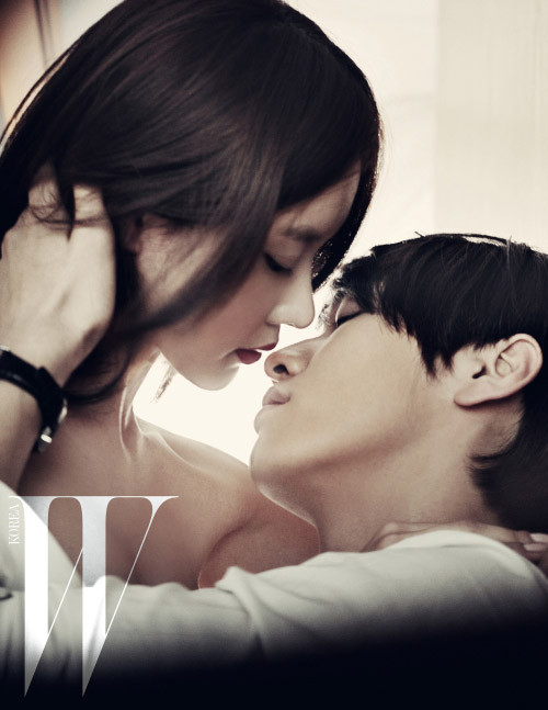 Kim Ah Joong tình tứ bên người mẫu nam. Kim Ah Joong tình tứ bên người mẫu nam