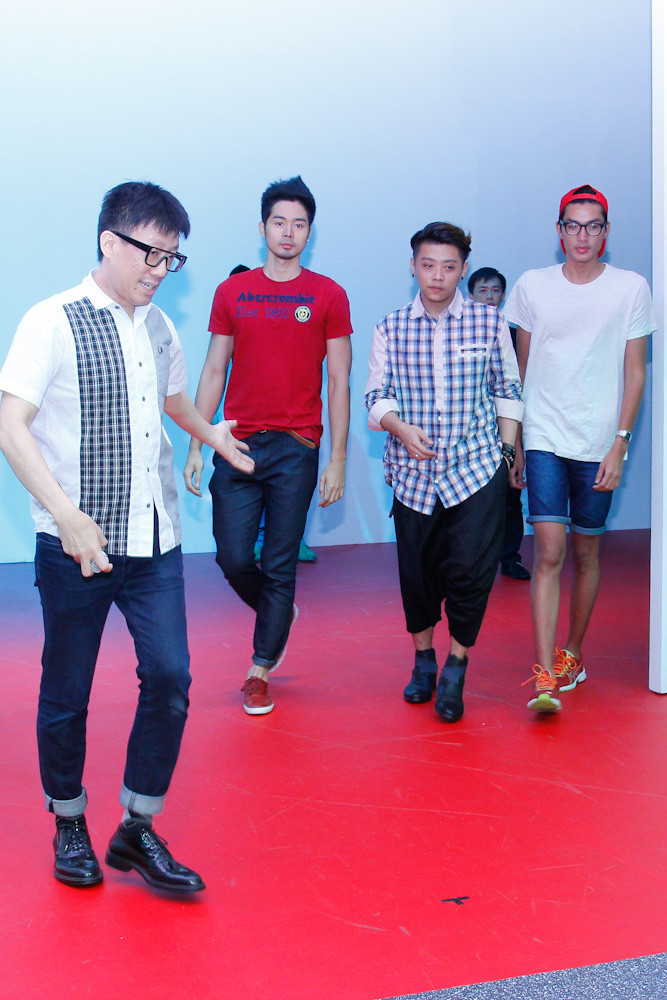 Giám khảo Asia's Next Top Model ông Daniel Boey hướng dẫn các thí sinh nam