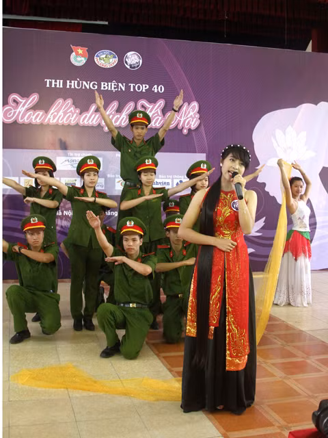 Hình ảnh những người chiến sĩ cảnh sát được đưa vào bài hùng biện