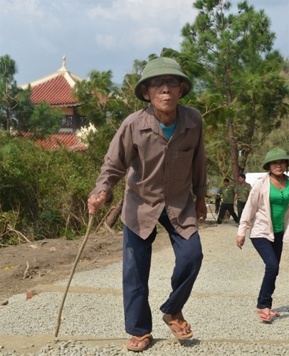 Một cụ già dù tuổi đã cao nhưng vẫn chống gậy lên núi với ước nguyện được tận mắt thấy nơi an nghỉ cuối cùng của Đại tướng 