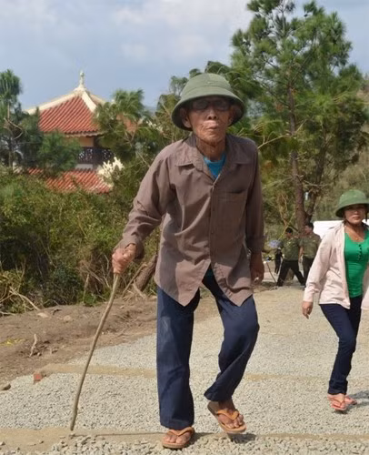 Một cụ già dù tuổi đã cao nhưng vẫn chống gậy lên núi với ước nguyện được tận mắt thấy nơi an nghỉ cuối cùng của Đại tướng 