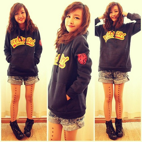 Áo phông rộng mùa đông được phối với quần soóc denim cùng vớ da họa tiết thể hiện nét trẻ trung và táo bạo