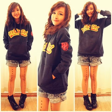 Áo phông rộng mùa đông được phối với quần soóc denim cùng vớ da họa tiết thể hiện nét trẻ trung và táo bạo