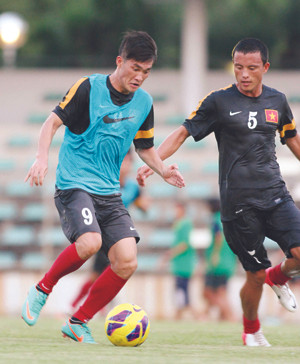 Các cầu thủ ĐTVN trên sân tập. Ảnh: VSI